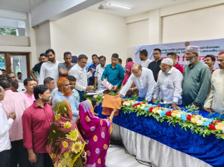 শরীয়তপুরে দুর্গাপূজা উপলক্ষে অসহায়দের মাঝে শাড়ি বিতরণ করলেন এমপি সাঈদ আহমেদ আসলাম